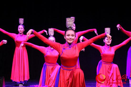 內(nèi)蒙古藝術(shù)學(xué)院舞蹈演員表演的群舞《祝?！防_了“草原之聲”演出的帷幕。
