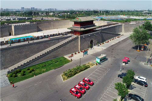 ”沿習(xí)之路“采訪車隊(duì)在正定縣古城南門下的免費(fèi)停車場。-河寧 攝(無人機(jī)航拍)_副本.jpg