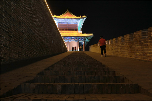 為了保護(hù)文物，消減火災(zāi)隱患，正定縣的旅游點(diǎn)，參觀者必須接受禁帶火種檢查。-河寧 攝.jpg